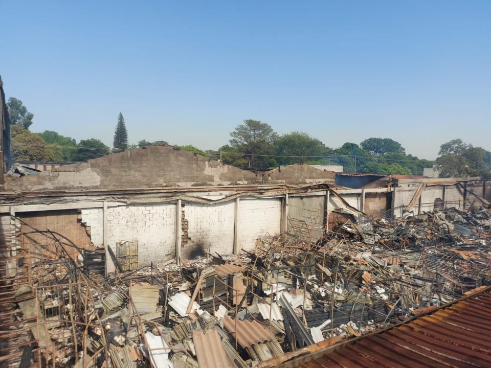 Foto 2 de 10 — Incêndio em antiga autopeças de Araraquara destruiu 1.000 m²; Defesa Civil interditou a área